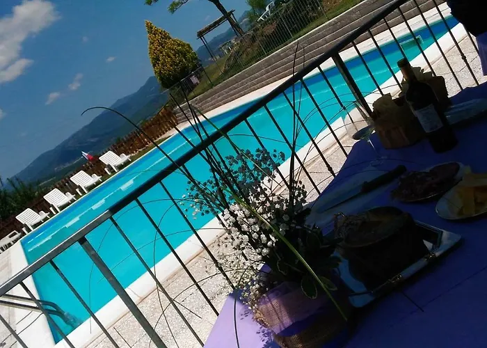 Agriturismo Calcinaia Sul Lago בית חווה